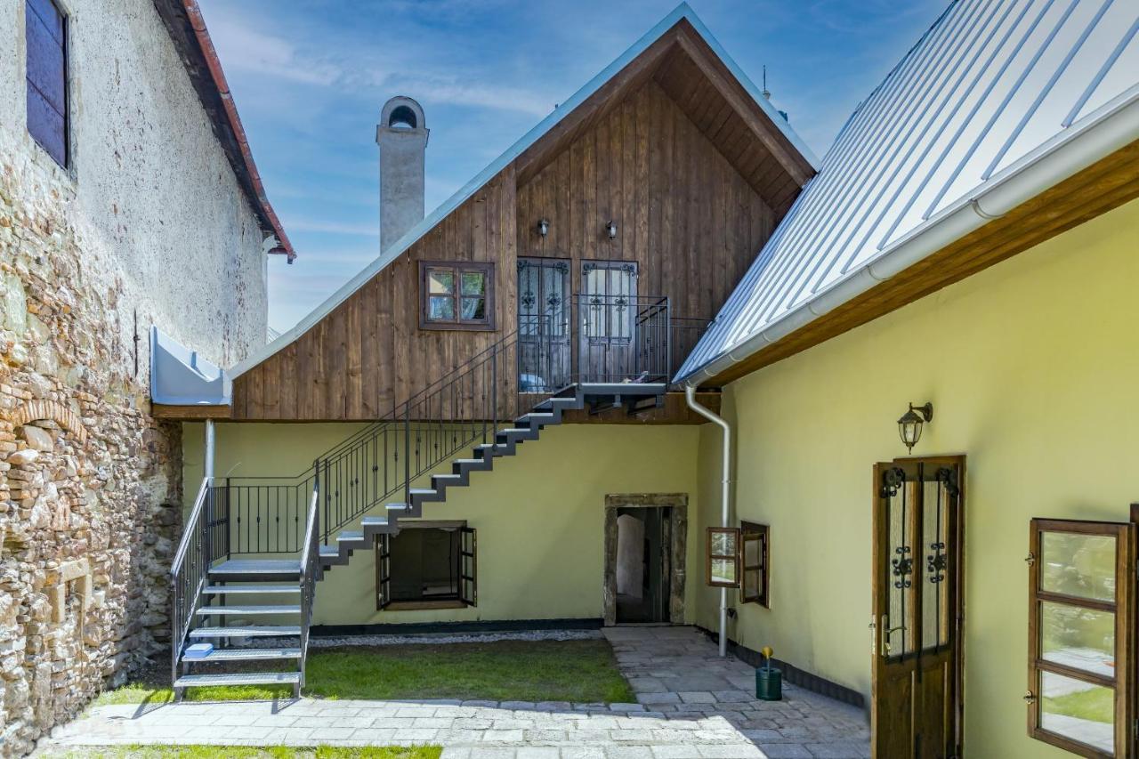 Apartman Charlotte V Dome So Studnou Na Streche Banská Štiavnica Exteriör bild